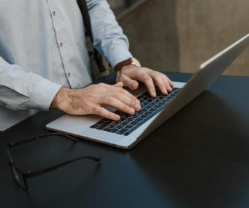 Using Chatbots to Improve Customer Experience and Close Sales